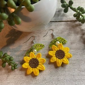 🌻🌿 Embroidered Sunflower Drop Earrings with Leaves & Pearl. New!